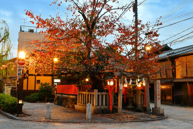 Святыня jin  Tatsumi DaimyÅ на районе Gion Shirakawa Киото стоковое фото